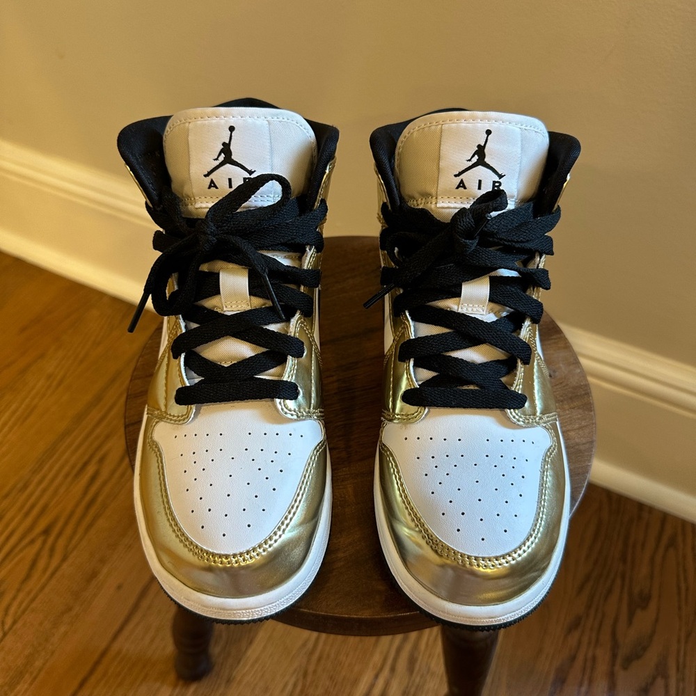 Air Jordan 1 mid SE “ Metallic Gold”